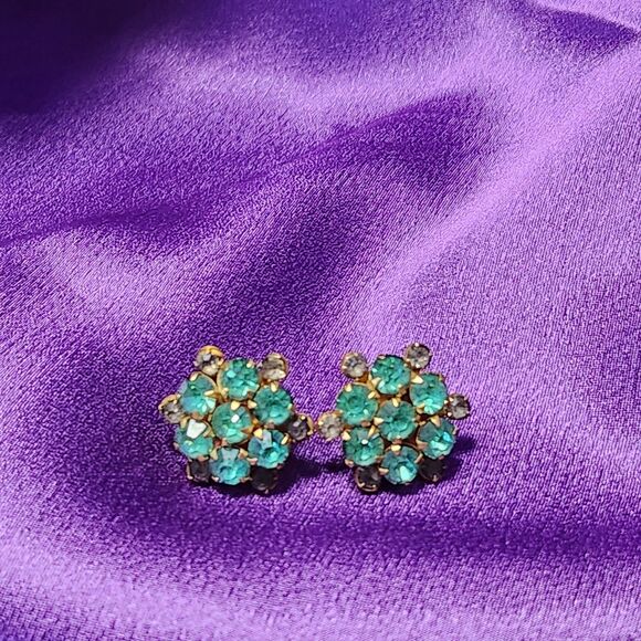 Vtg 1940s Emerald Green Rhinestone Cluster W/Smokey Accent Screw Back Earrings - Picture 9 of 9